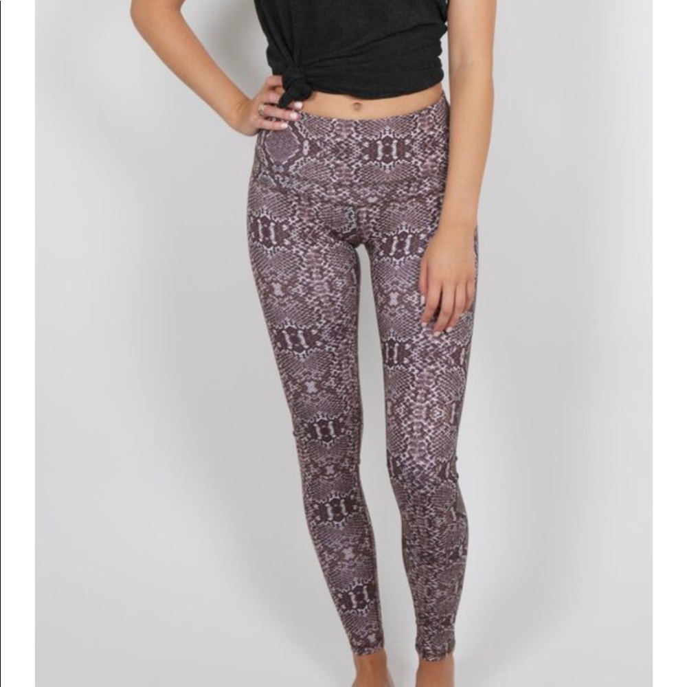 NWT Varley activewear taupe snake print leggings